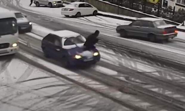 Вольво с автопилотом. Машины на пульте управления туда заливают воду с подсветкой. Искусственный интеллект в авто. Российские машины потом управлять надо. Управляя машиной видео.