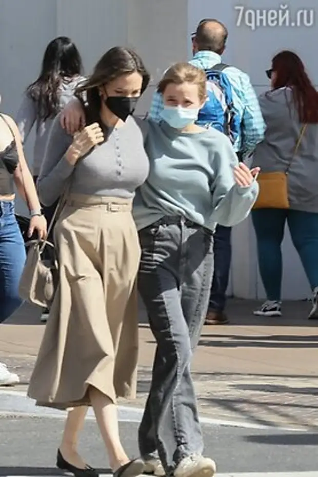 Вот это да! Младшая дочка Джоли уже почти догнала мать по росту