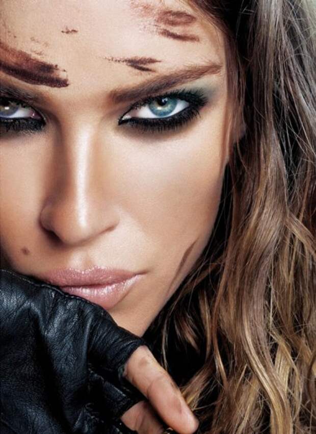 Календарь на 2012 год от компании Maybelline 