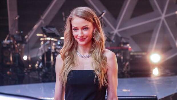 Ходченкова вышла на красную дорожку в порванном наряде и не растерялась