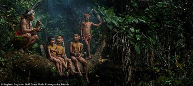 В джунглях Западной Суматры, провинция в Индонезии в мире, дети, жизнь