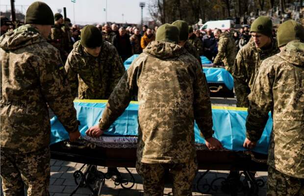 В обороне Авдеевки Украина сжигает свои ресурсы ради эффекта в медиа. Об этом в...