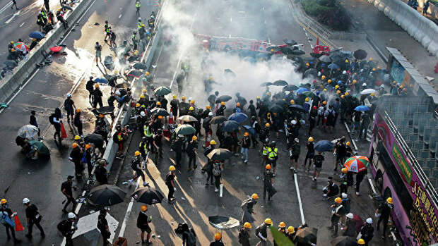 Полиция Гонконга применяет слезоточивый газ для разгона протестующих 