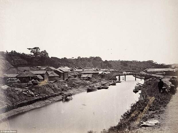 Канал: Йокогама.  Фотографии были сделаны Феличе Беато, который путешествовал с британской армии во время индийского восстания и Второй опиумной войны в Китае