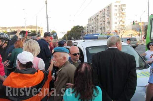 В Харькове годовщину освобождения от фашистов отметили митингами, потасовками и взрывом на железной дороге (фото, видео) | Русская весна