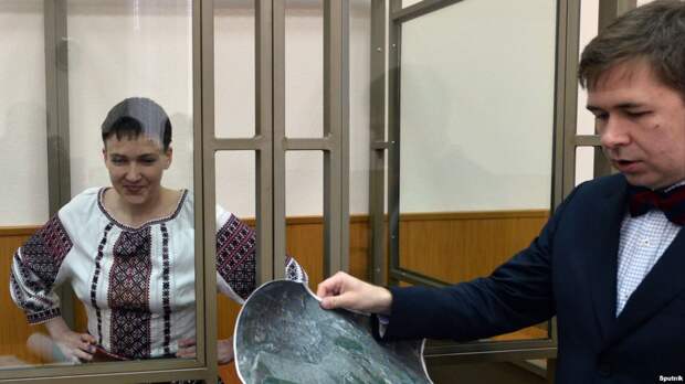 Адвокат Илья Новиков со своей подзащитной Надеждой Савченко
