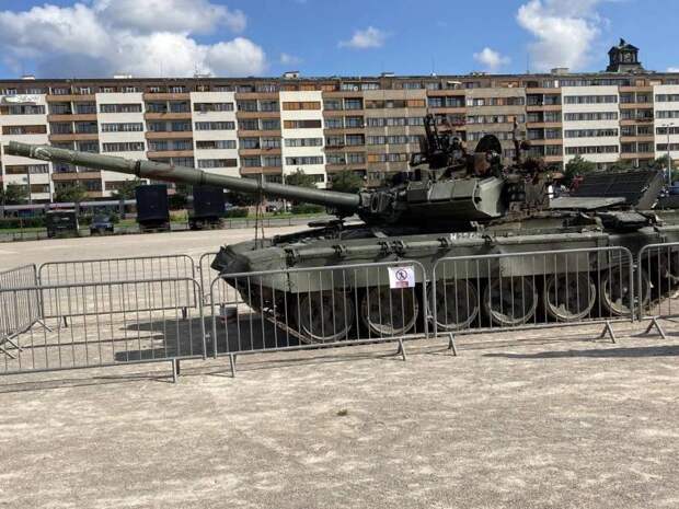 «Чехия также воюет с РФ»: в центр Праги пригнали подбитые российские Т-90, ЗРК «Бук» и САО «Хоста»