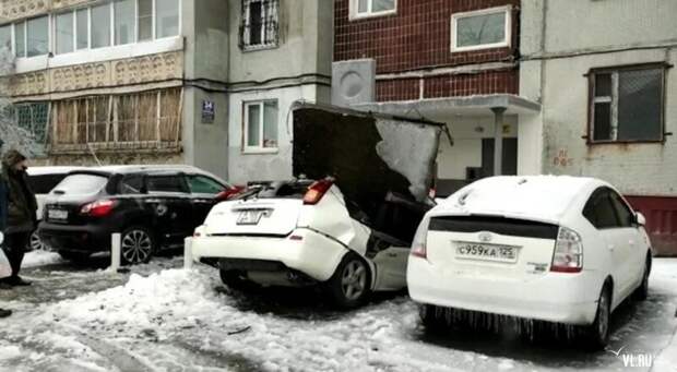 Во Владивостоке бетонная плита упала на машину из-за ледяного дождя