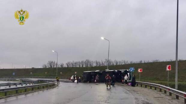 В Ростовской области опрокинулся рейсовый автобус