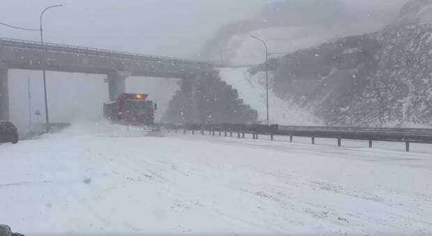 Объездную трассу перекрыли во Владивостоке из-за разгула стихии