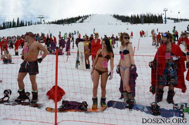 Девушки установили рекорд по горнолыжному спуску в бикини