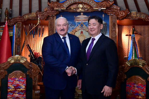Лукашенко подарил президенту Монголии два трактора "Беларус"