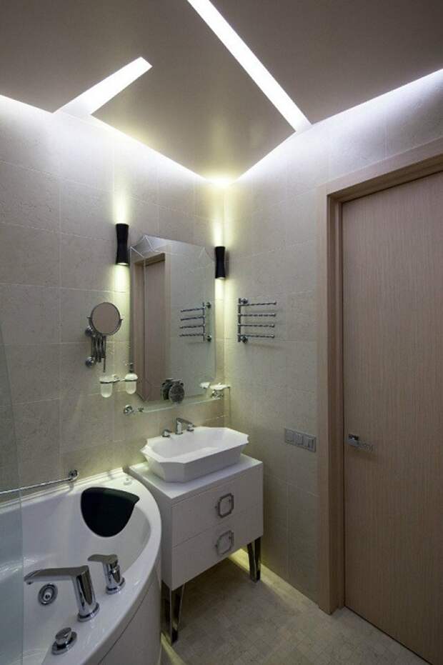 Красивый интерьер ванной комнаты создан благодаря нестандартному освещению, что очарует с первого взгляда.
