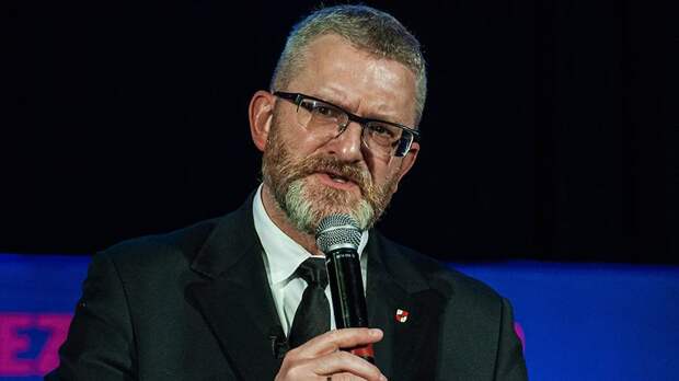 Растоптавшему ЛГБТ-плакат евродепутату Брауну запретили вход в парламент Польши