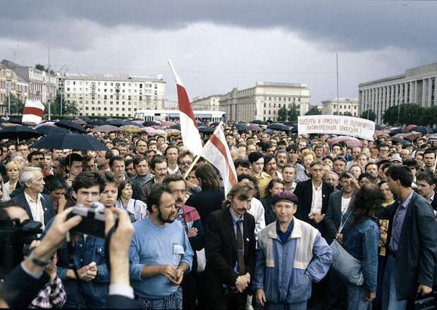 Август 1991 года. Площадь Независимости (Ленина). Манифестация против ГКЧП в Минске..jpg Август 1991 года. Площадь Независимости (Ленина). Манифестация против ГКЧП в Минске..jpg