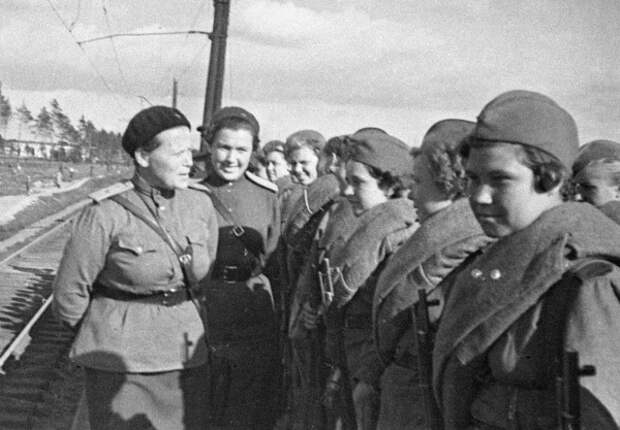 Начальник политотдела ЦЖШСП майор Е. Н. Никифорова беседует с девушками-снайперами, уезжающими на фронт. 1 апреля 1943. Фото: RIA Novosti archive, image #58861 / V. Krasutskiy / CC-BY-SA 3.0