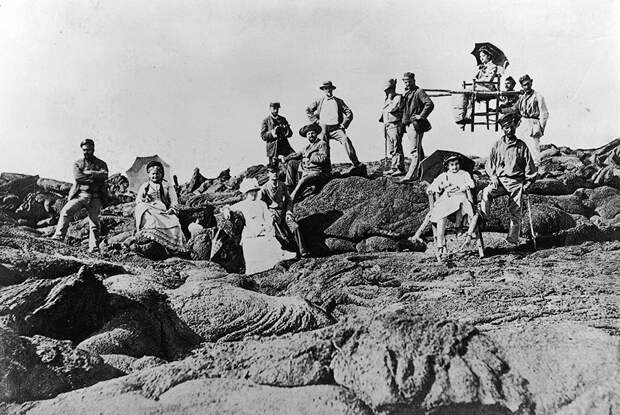 Шерпы сопровождают путешественников во время восхождения на Везувий. Италия, 1888 год.