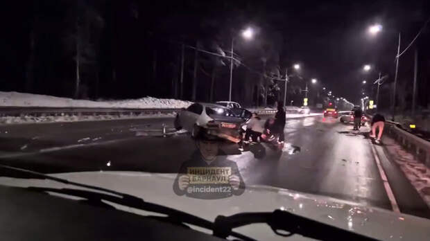 В Барнауле неизвестный устроил ДТП на шоссе Ленточный Бор и скрылся / Фото: кадр из видео