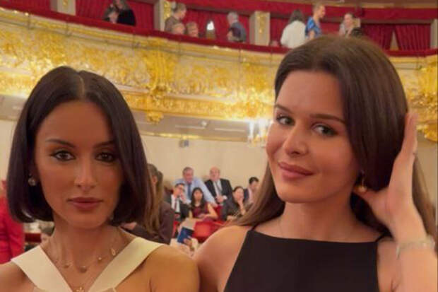 Телеведущая Тина Канделаки посетила Большой театр с дочерью