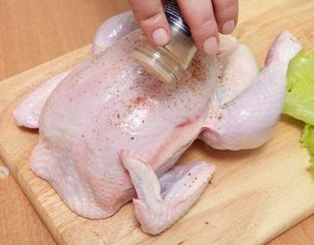 Мыть курицу надо. Курица с накладными руками. Надрезы кубиком на курице.