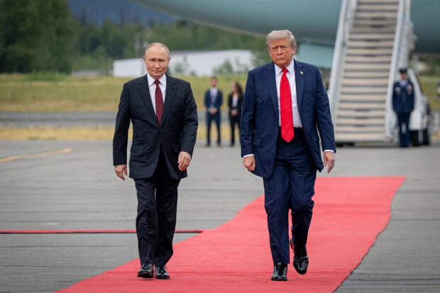 Одной из тем в телефонной беседе Путина и Трампа стало «братство по оружию»