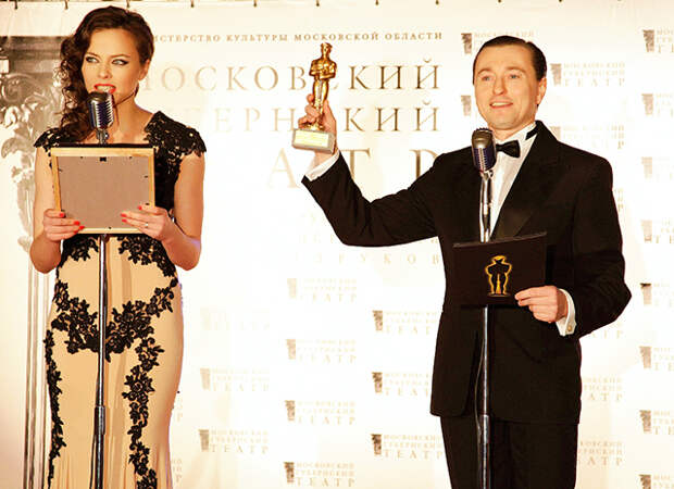 Сергей Безруков вручил "Золотого Мухина" артистам Губернского театра