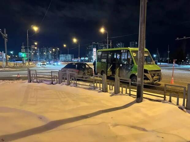 В ДТП с автобусом в Тюмени травмированы две пассажирки