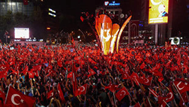 Митинг в поддержку президента Турции Тайипа Эрдогана в Анкаре. 17 июля 2016 года