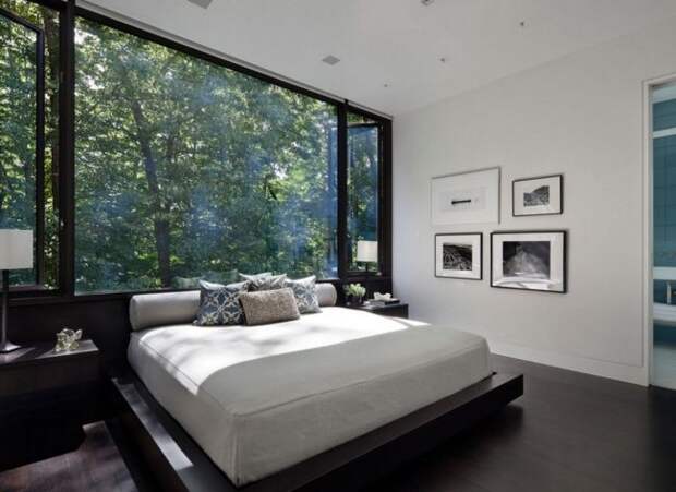 Свежий взгляд на спальню: установка кровати изголовьем к окну на всю стену