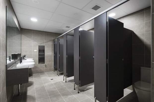 7 причин, почему в общественных туалетах дверь не достает до пола