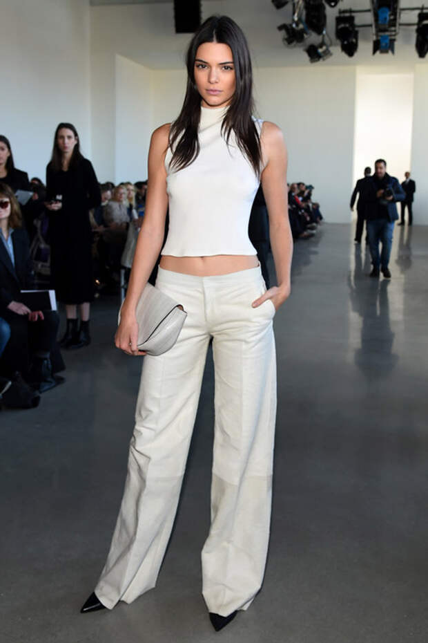 kendall-jenner-v-shirokih-belyih-bryukah-i-belaya-mayka-chernyie-tufli