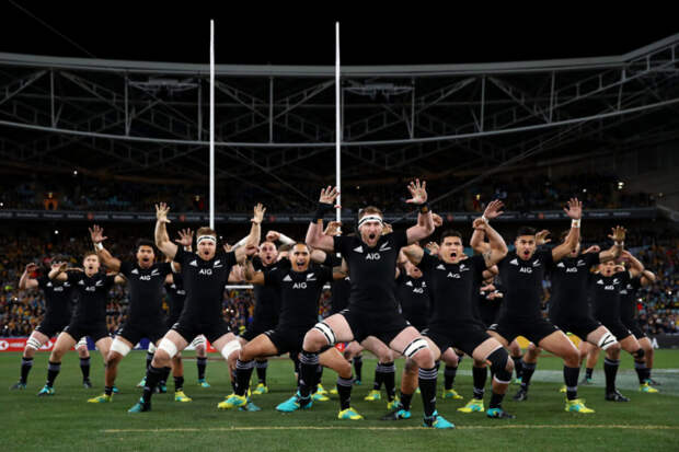 Киран Рид из All Blacks и его товарищи по команде исполняют Haka во время матча Кубка Бледислоу на чемпионате по регби между австралийскими валлаби и новозеландскими All Blacks на стадионе ANZ 18 августа 2018 года в Сиднее.