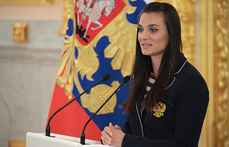 Российская спортсменка Елена Исинбаева во время встречи президента РФ В.Путина с российской олимпийской сборной в Александровском зале Большого Кремлевского дворца