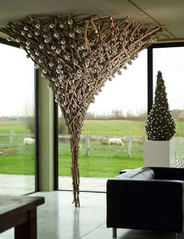 Как стильно украсить дом новогодними шарами