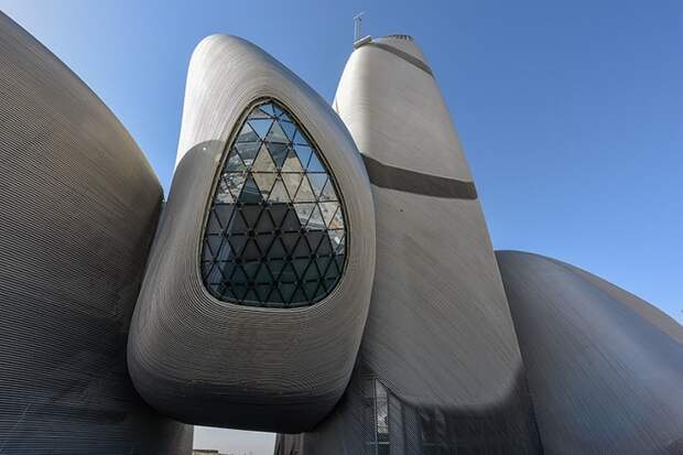King Abdulaziz center for world culture - футуристическое здание в Дахране (Саудовская Аравия).
