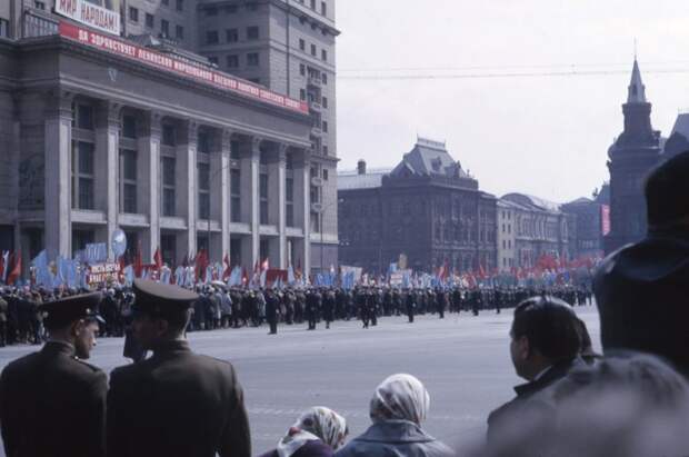 После окончания парада пошла праздничная демонстрация. С флагами и транспарантами. СССР, военная техника, парад