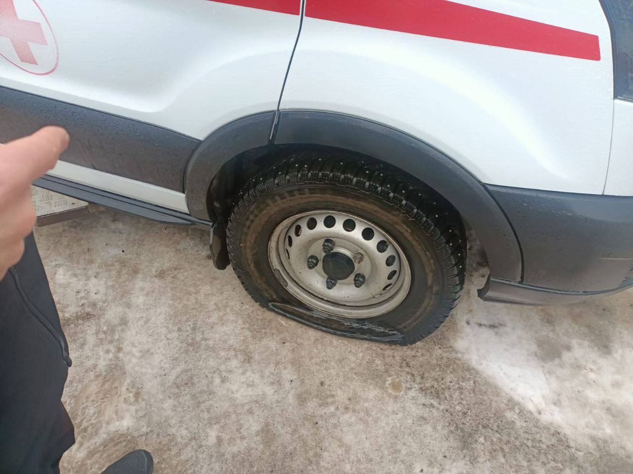 В Красноярском крае в городе Шарыпово 44-летний водитель в одном из дворов не давал проехать машине скорой помощи. В какой-то момент он вышел из машины с ножом в руках и стал угрожать медработникам. Затем он повредил окна «скорой» и порезал на ней три колеса.