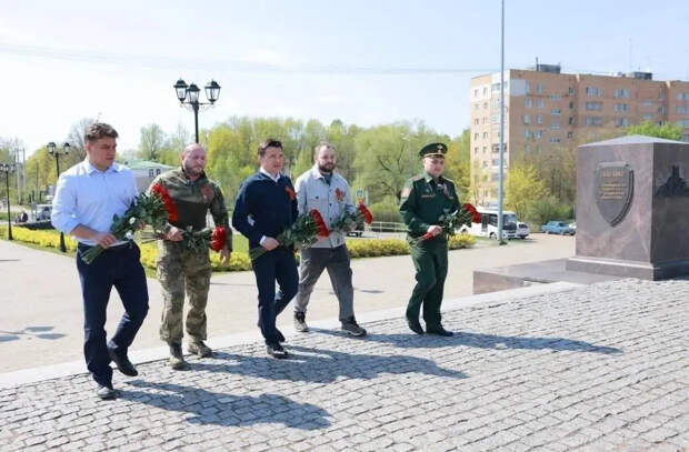 Ветераны СВО и губернатор Воробьёв возложили цветы к стеле "Город воинской славы"