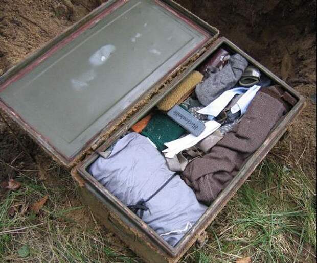 Во время раскопок археологи нашли покрытый грязью ящик. Лучше бы они его не открывали!