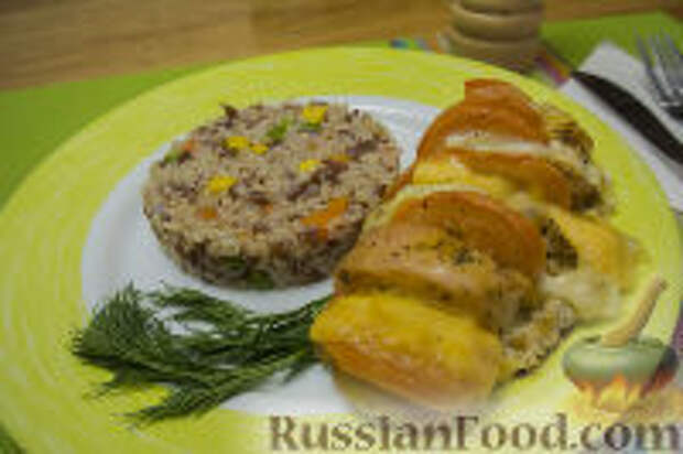Фото к рецепту: Сочные куриные грудки "А-ля Капрезе" с сыром и помидорами
