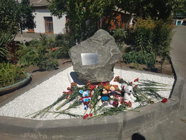 В Симферополе установили памятный знак в честь 214 воспитанников детдома, зверски убитых нацистами