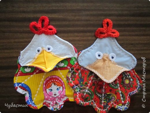 Доброго Всем времечка!!!!!!! Вот и у меня родился первый петушок!!!!!!! Весь период его рождения решила сразу заснять чтоб на примере петушка показать как я шью прихватки, да мой петушок - прихватка , он весь следующий год будет помогать и радовать на кухне. Поэтому принципу можно шить любые штучки (грибочки, пироженки, мышки.... всё что придёт на ум)))) И так: фото 33