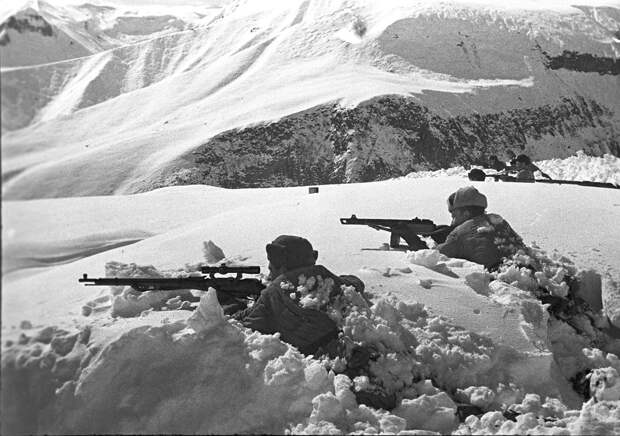 Бойцы горно-стрелковой дивизии обороняют один из кавказских перевалов. Декабрь 1942 года.