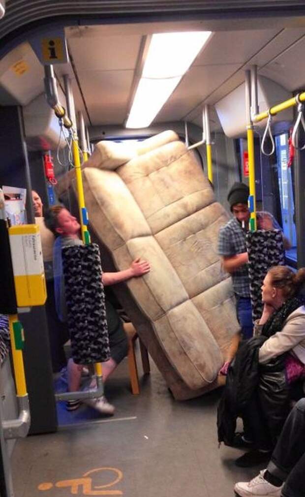 25 странных вещей, которые люди перевозят в метро