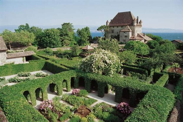 garden-five-senses-yvoire-cloister_zpshtmxcs1b
