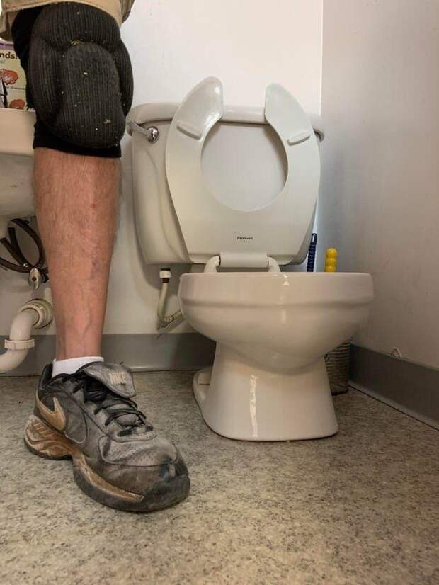 Взрослый человек и туалет в детском саду