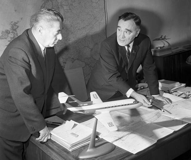 Авиаконструкторы Михаил Бендерский и Александр Яковлев, 1967 год 