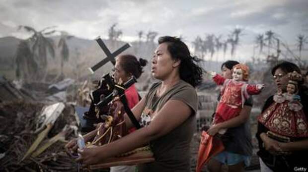 Религиозное шествие филиппинцев, спасшихся от мощного тайфуна Хайяна
