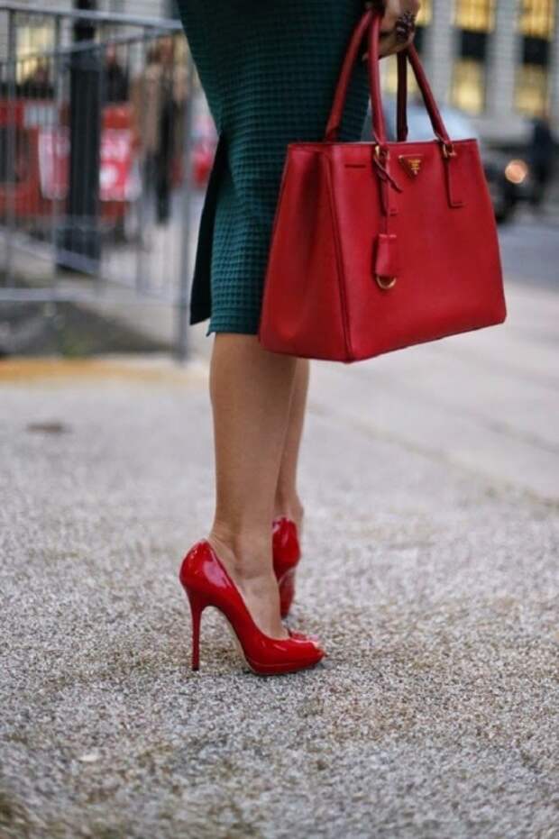 Красные лакированные туфли на высокой шпильке смотрятся пошло. / Фото: Dhmd.ru