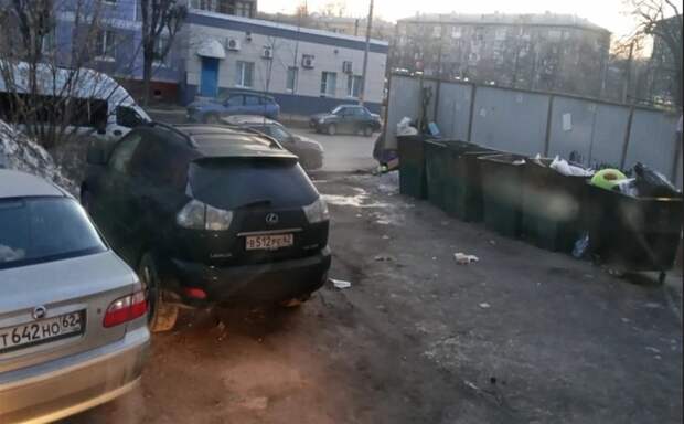 В Рязани припаркованные машины мешают вывозу мусора
